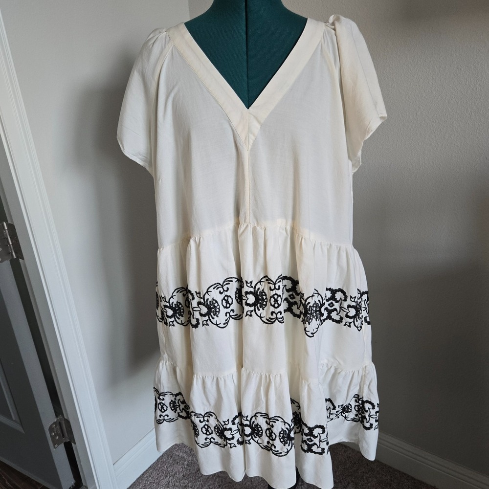 Old Navy Tiered Swing Dress Women XXL Ivory Black Embroidered Babydoll V-Neck